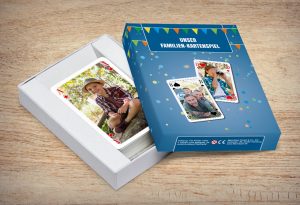 Mau-Mau Kartenspiel mit eigenen Bildern in einer geöffneten Box.